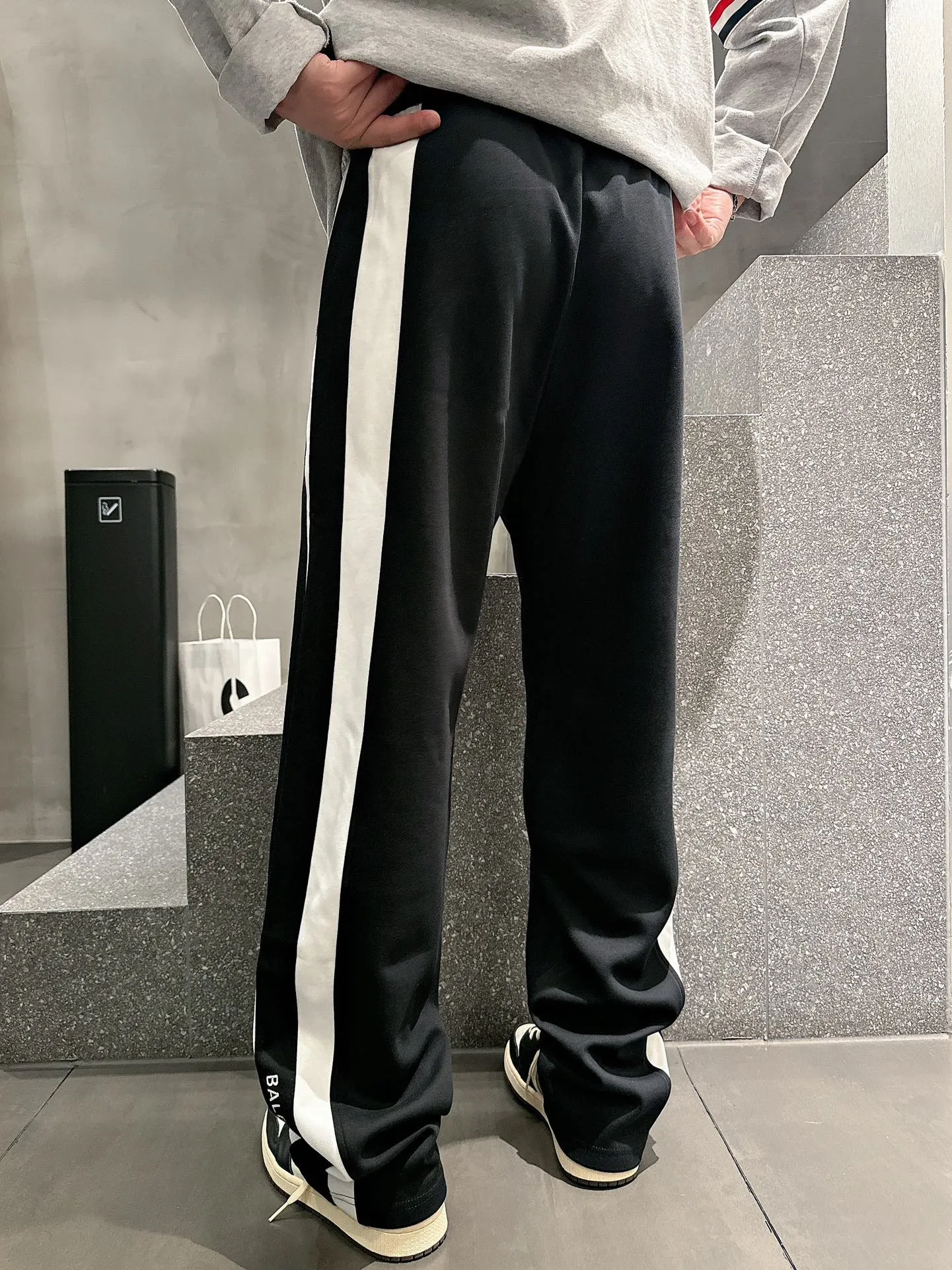 Balenciaga 🆕2026 Autumn and Winter New Arrival Casual Pants! The official website will be released simultaneously. Brand Classic LOGO casual pants, customized fabrics, excellent comfort and strong touch. Highly recognisable, perfect appearance and craftsmanship. Size:M-3XL